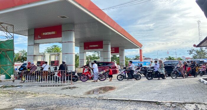 Foto: DIAN/MATA KALTENG - Antrian BBM di SPBU Samuda, Kecamatan Mentaya Hilir Selatan, Kotim, 10 April 2024.
