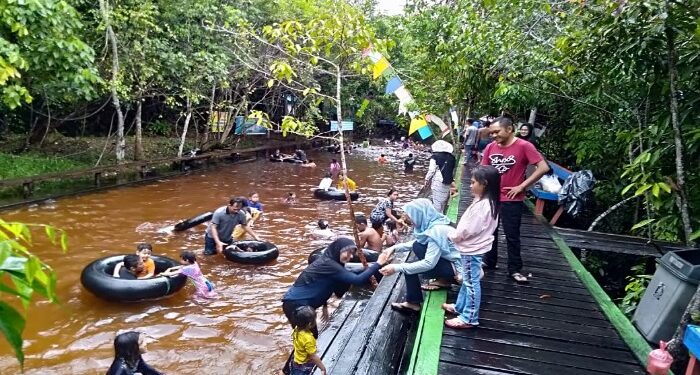 FOTO: MATAKALTENG - Warga barsel saat berwisata ke wendu dan banyu habang di Desa Sanggu.