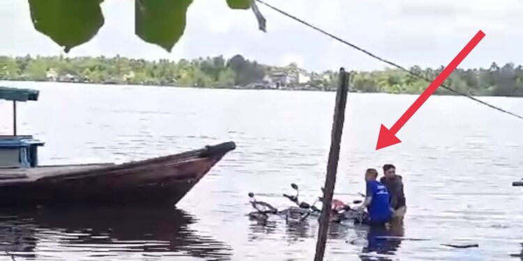 FOTO: IST/MATA KALTENG - Perahu penyeberangan Bapinang saat karam usai tertabrak taksi dari Katingan, Kamis 11 April 2024.