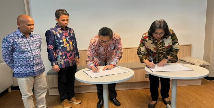 FOTO : IST/MATAKALTENG - Penandatanganan MOU antara Bappedalitbang Kalteng dengan Institut Teknologi Bandung (ITB) dan Universitas Gadjah Mada (UGM).