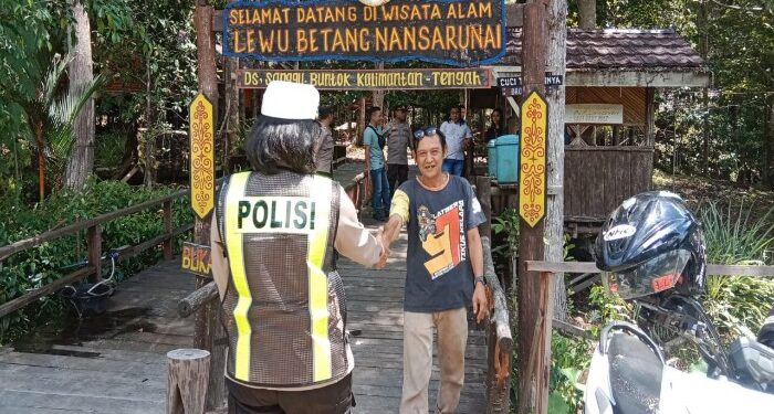 Foto: MATAKALTENG- Polres Barsel saat meninjau sekaligus patroli ke kawasan wisata Desa Sanggu.