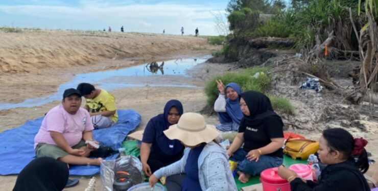 FOTO : DIAN/MATA KALTENG - Suasana pantai wisata perbatasan antara Kabupaten Kotim dan Seruyan.