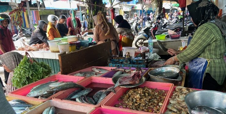 FOTO : DIAN/MATA KALTENG - Pedagang ikan segar di Pasar Keramat, Sampit, 13 April 2024.