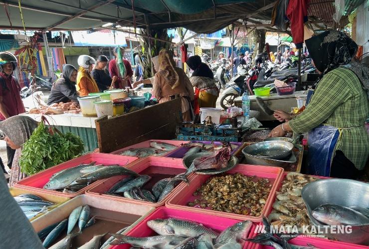 FOTO : DIAN/MATA KALTENG - Pedagang ikan segar di Pasar Keramat, Sampit, 13 April 2024.