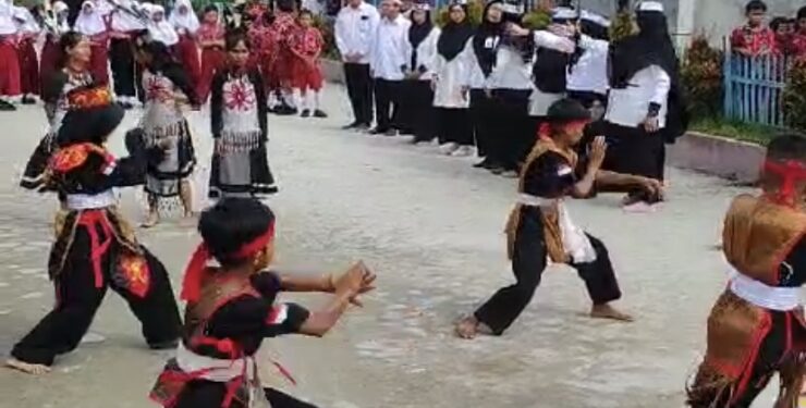 FOTO : DIAN/MATA KALTENG - Penampilan pencak silat oleh sejumlah pelajar yang tergabung dalam ekstrakurikuler pencak silat dari SDN 1 Baamang Hulu beberapa waktu lalu.