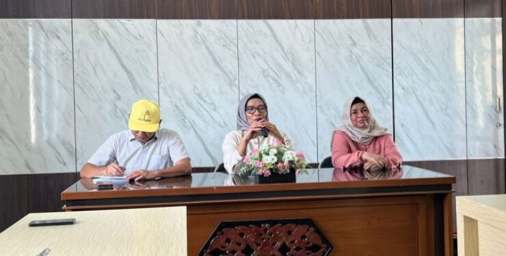 FOTO : IST/MATAKALTENG - Pj Wali Kota Palangka Raya, Hera Nugrahayu bersama instansi terkait melaksanakan rapat terbatas di aula Puskesmas Pahandut.