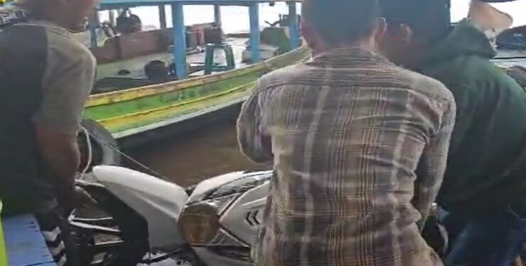 FOTO : IST/MATA KALTENG -  Motor yang terjun ke sungai Mentaya akibat di gas oleh balita, Sabtu, 13 April 2024.