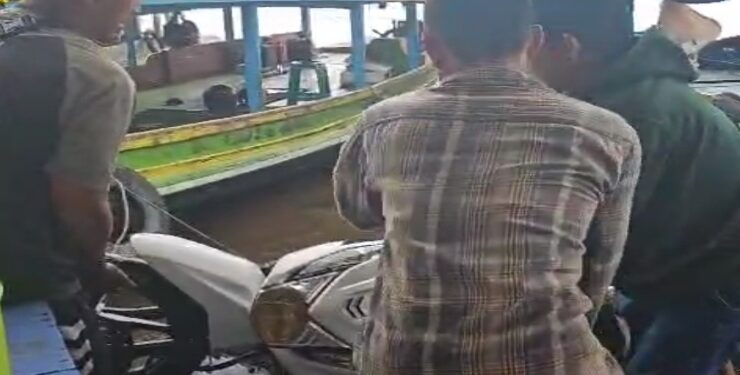 FOTO : IST/MATA KALTENG - Motor yang terjun ke sungai Mentaya akibat di gas oleh balita, Sabtu, 13 April 2024.