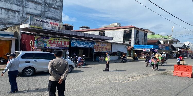 FOTO : MATAKALTENG - Petugas Sat Lantas Polres Barsel saat memantau dan mengatur arus balik di sejumlah ruas jalan Kota Buntok.