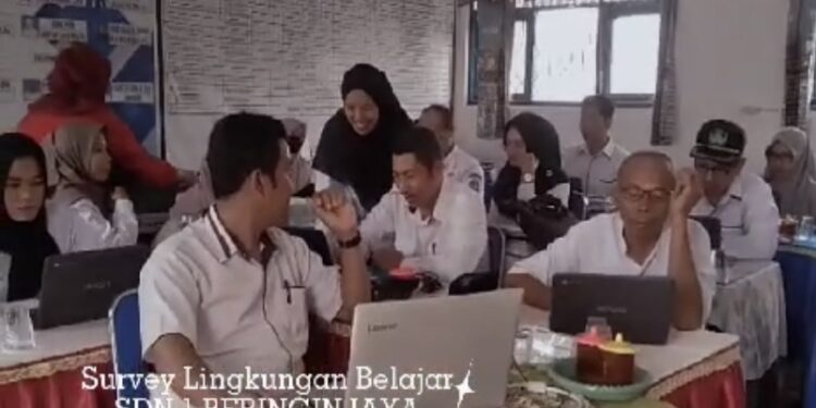 FOTO: DISDIK/MATA KALTENG - Survey lingkungan belajar di SDN 1 Baringin Jaya yang diikuti sejumlah guru pada akhir tahun 2023.