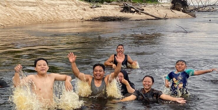 FOTO : DIAN/MATA KALTENG - Pengujung pantai wisata yang tengah asik berenang.