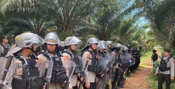 FOTO : IST/MATAKALTENG - Personel Polres Kotim yang dikerahkan untuk mengamankan area kebun PT AKPL Kecamatan Mentaya Hulu, Kotim.