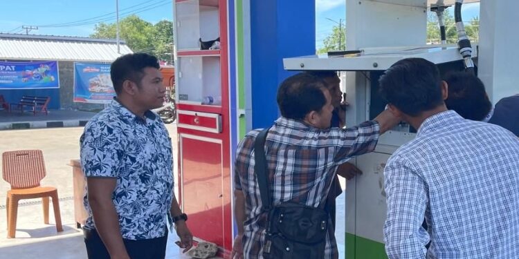 FOTO: MATAKALTENG - Petugas Sat Reskrim Polres Barsel saat melakukan pemeriksaan SPBU.