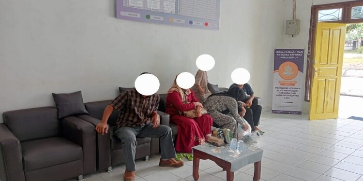 FOTO: IST/MATA KALTENG - Penghuni rumah rehabilitasi narkoba bersinar Kuala Kurun ketika merayakan hari raya Idulfitri 1445 hijriah, Rabu 10 April 2024.
