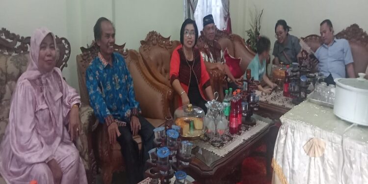 FOTO : DISKOMINFO SANTIK/MATA KALTENG - Wakil Bupati Gumas, Efrensia LP Umbing bersama keluarga berbincang dengan mantan Ketua DPRD Gumas H Gumer, ketika melakukan kunjungan silaturahmi hari raya Idulfitri 1445 hijriah, di Kelurahan Tewah, Rabu 10 April 2024 lalu.