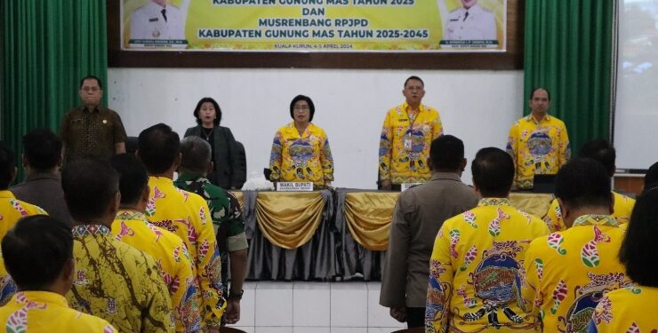 FOTO : DISKOMINFO SANTIK/MATA KALTENG - Wakil Bupati Efrensia LP Umbing (tengah) ketika menghadiri suatu kegiatan, di aula kantor bapperida setempat, belum lama ini.