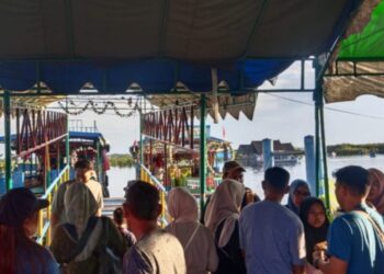 FOTO : OLIVIA/MATAKALTENG - Pengunjung memadati objek wisata Air Hitam di Kota Palangka Raya saat libur lebaran 1445 Hijriyah.