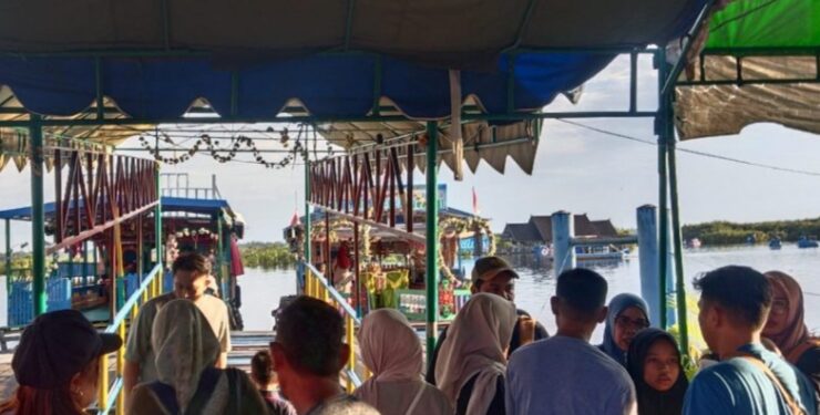 FOTO : OLIVIA/MATAKALTENG - Pengunjung memadati objek wisata Air Hitam di Kota Palangka Raya saat libur lebaran 1445 Hijriyah.