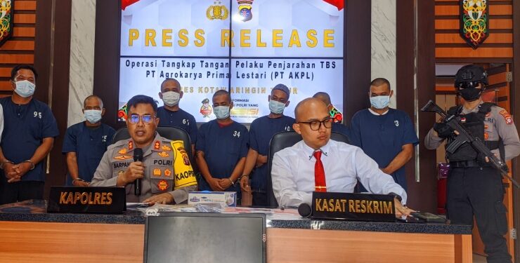 FOTO : AGUS/MATAKALTENG - Kapolres Kotim AKBP Sarpani didampingi Kasat Reskrim Polres Kotim, AKP Besrom Purba (Baju putih) saat ekspos para tersangka penjarahan buah kelapa sawit PT AKPL, Senin, 15 April 2024.