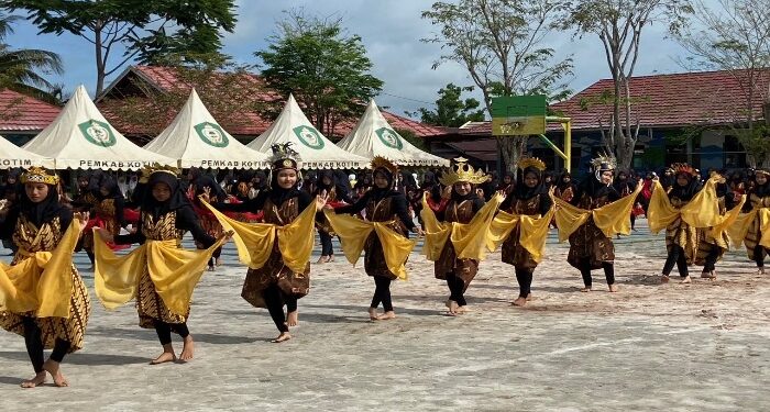 FOTO: DIAN/MATA KALTENG - Sejumlah pelajar SMPN 3 Sampit saat menampilkan tarian daerah dalam perayaan HUT Sekolah beberapa waktu lalu.
