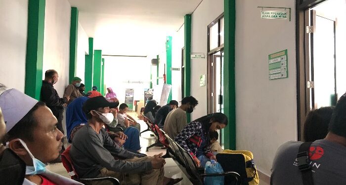 FOTO: DIAN TARESA/MATA KALTENG - Warga yang mengantri untuk berobat di puskesmas Baamang I belum lama ini.