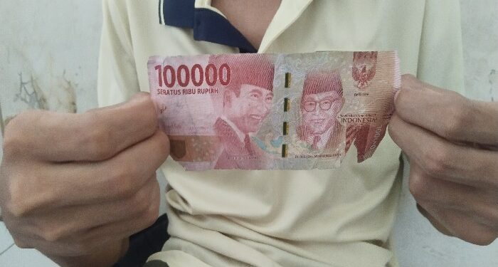 FOTO: AGUS/MATA KALTENG - bentuk uang palsu yang hampir mirip dengan uang asli.