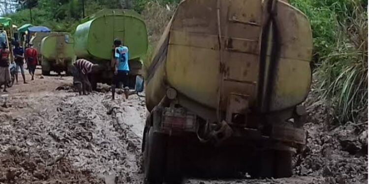 FOTO: DOK/MATA KALTENG - Kerusakan di jalan Antang Kalang, Kabupaten Kotim pasca diguyur hujan lebat.