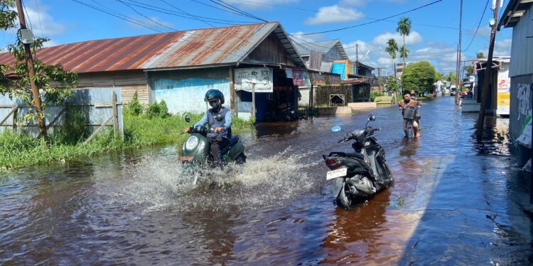 FOTO: DIAN/MATA KALTENG - Banjir yang terjadi di Jalan H Anang Santawi, Sampit, Kotim, 16 April 2024.