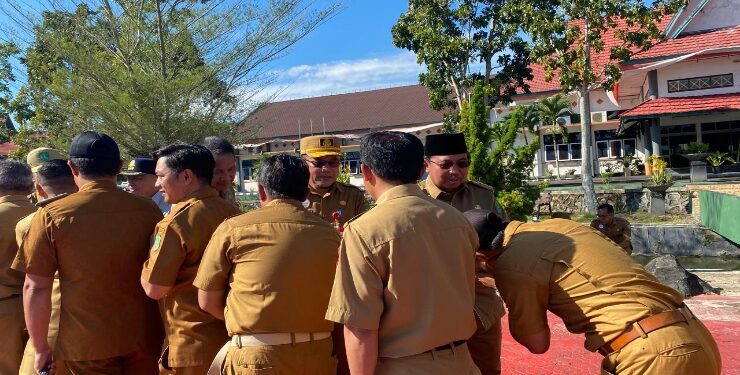 FOTO : AKH/MATAKALTENG - Pj Bupati Sukamara Kaspinor saat bermaaf-maafan dengan ASN saat halal bihalal di Halaman Kantor Bupati Sukamara.