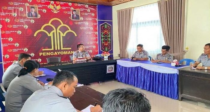 Foto: LAPAS/MATA KALTENG - Rapat bersama pejabat struktural di Lapas Kelas II B Sampit, 15 April 2024.