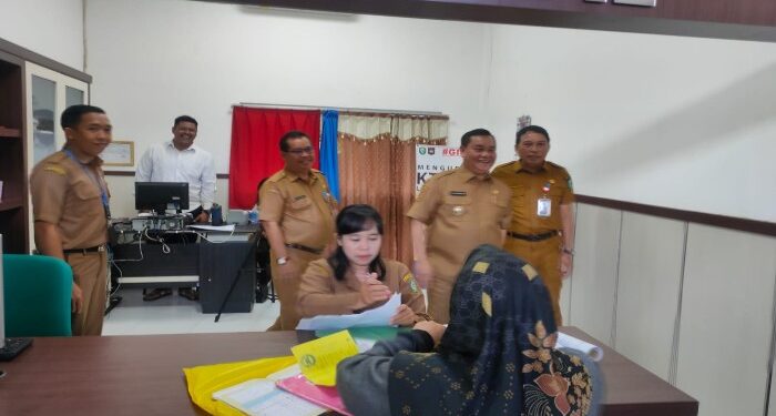 FOTO: IST/MATAKALTENG - Bupati Kotim Halikinnor didampingi Sekretaris Daerah Fajrurrahman dan Kepala DPM PTSP Kotim saat sidak di MPP, Selasa 16 April 2024.