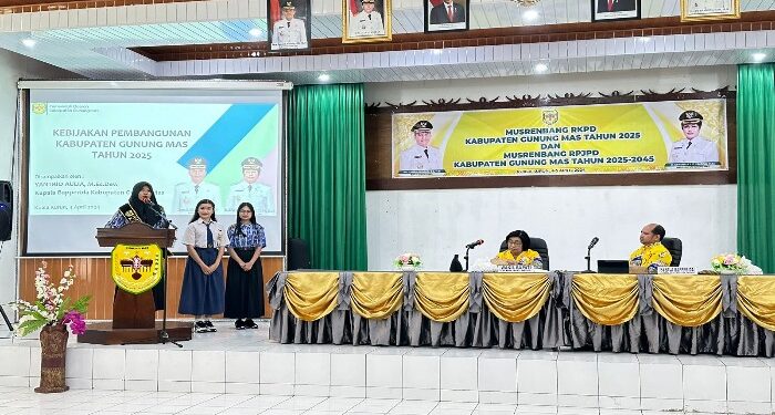 FOTO : IST/MATA KALTENG - Ketua Forum Anak Daerah Kabupaten Gumas Yolanda Nabila Mudzalifah dan rekannya, saat menyampaikan aspirasi, belum lama ini.