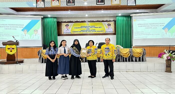 FOTO : DISKOMINFO SANTIK/MATA KALTENG - Wakil Bupati Gumas Efrensia LP Umbing didampingi Kepala Bapperida Yantrio Aulia, saat menerima aspirasi dari forum anak daerah, belum lama ini.
