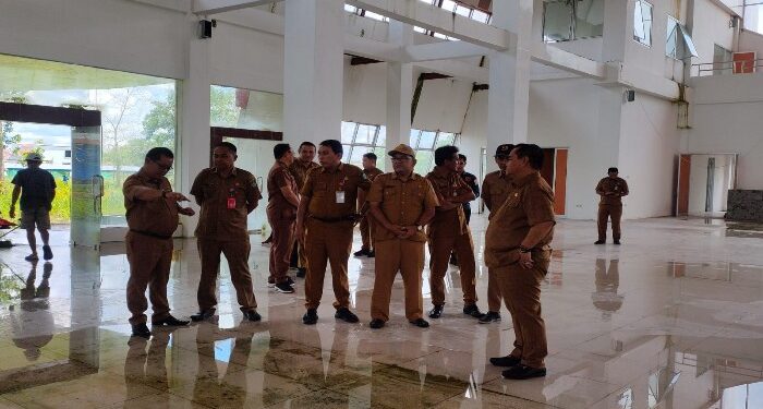 FOTO : IST/MATAKALTENG - Bupati Kotim dan rombongan saat meninjau gedung ekspo, Selasa 16 April 2024.