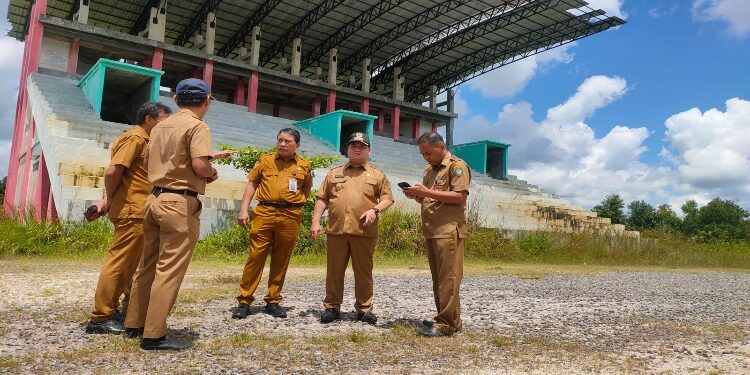 FOTO: IST/MATAKALTENG - Bupati Kotim Halikinnor dan rombongan saat meninjau Sirkuit, Selasa 16 April 2024.