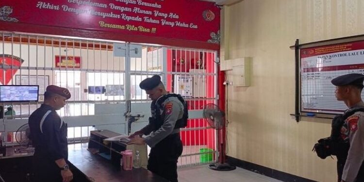 FOTO: IST/MATA KALTENG - Patroli Sambang yang dilaksanakan Anggota Polres Kotim di Lapas Kelas II B Sampit, Senin 15 April 2024 kemarin.