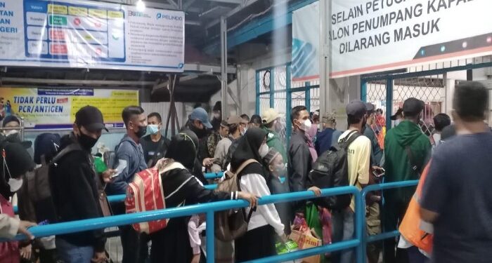 FOTO: IST/MATA KALTENG - Sejumlah pemudik di Pelabuhan Sampit belum lama ini.