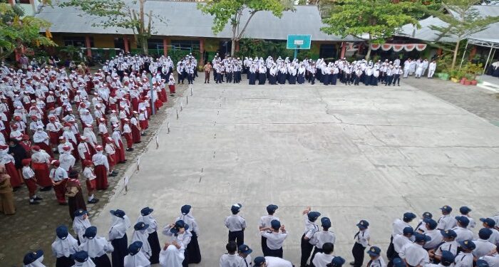 FOTO: DOK/MATA KALTENG - Penggunaan seragam sekolah nasional oleh sejumlah peserta didik di SMPN 2 Sampit.
