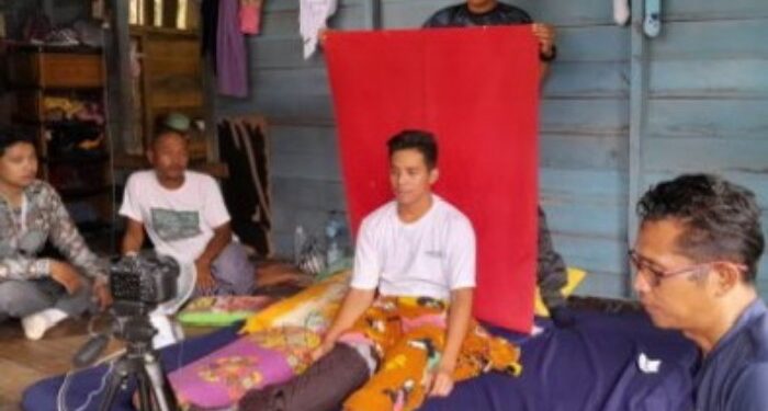 FOTO: Disdukcapil/MATA KALTENG - Pelayanan jemput bola untuk warga yang sakit oleh Disdukcapil Kotim beberapa waktu lalu.