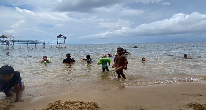 FOTO: DIAN/MATA KALTENG - Wisata Pantai Ujung Pandaran saat dikunjungi masyarakat pada libur lebaran belum lama ini.