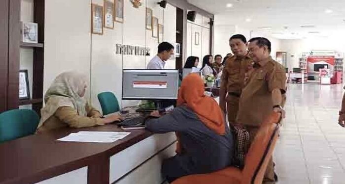 Foto:IST/MATA KALTENG - Bupati Kotim saat meninjau pelayanan publik di Mal Pelayanan Publik (MPP), 16 April 2024.