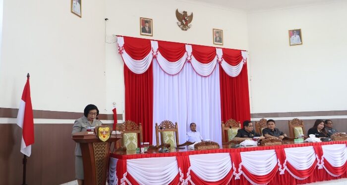 FOTO : DISKOMINFO SANTIK/MATA KALTENG - Wakil Bupati Gumas Efrensia LP Umbing ketika menyampaikan LKPj tahun 2023, pada rapat paripurna ke-13, masa persidangan I, tahun sidang 2024, Rabu, 17 April 2024.