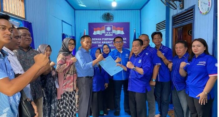FOTO: MATAKALTENG - H. Sudiarto SE saat mendaftarkan diri ke DPD PAN Barsel.