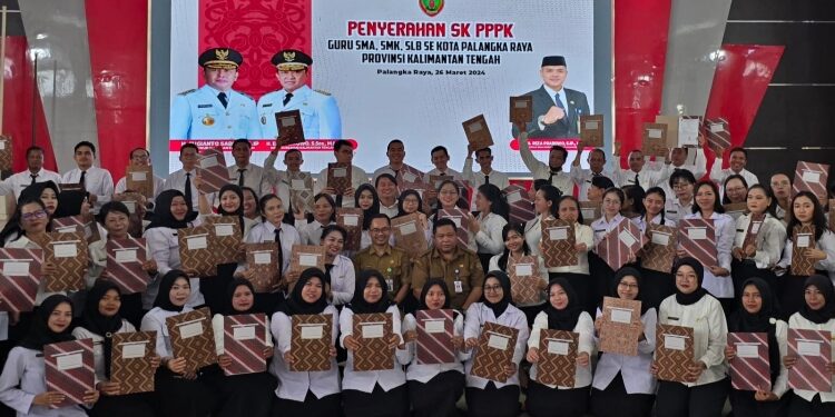 FOTO: IST/MATAKALTENG - Penyerahan SK PPPK Guru SMA, SMK, dan SLB di Dinas Pendidikan Kalteng beberapa waktu lalu.