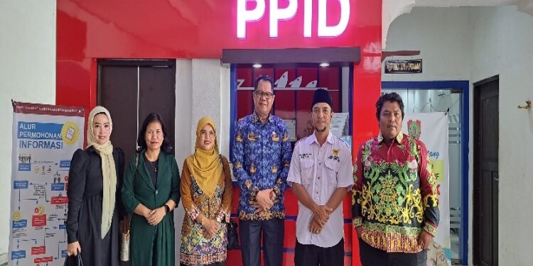 FOTO: IST/MATAKALTENG - Kepala Dislutkan H. Darliansjah bersama Komisoner KI Kalteng.
