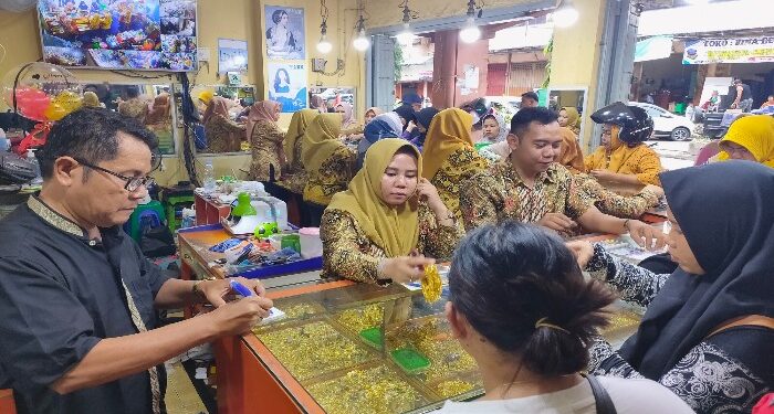 FOTO: DIAN TARESA/MATA KALTENG - Suasana jual beli emas di Pusat Perbelanjaan Mentaya, Sampit belum lama ini.