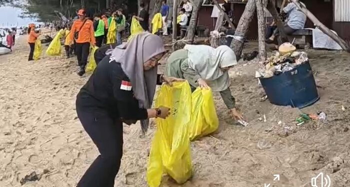 FOTO : IST/MATAKALTENG - Wakil Bupati Kotim Irawati dan lainnya saat memungut sampah di bibir pantai, belum lama ini.