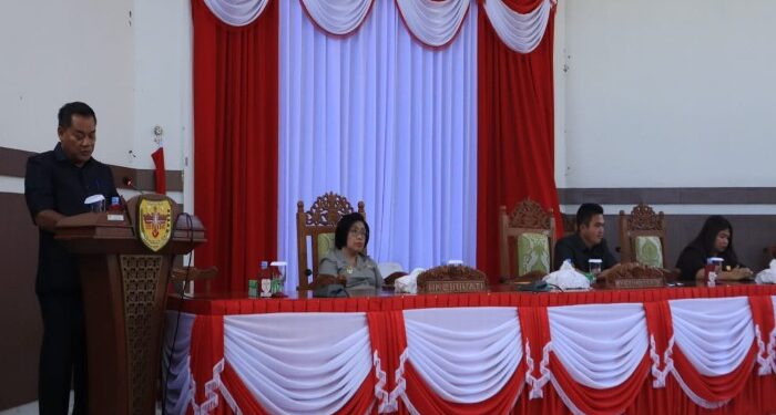 FOTO : DPRD GUMAS/MATA KALTENG - Juru bicara Fraksi Partai Demokrat Untung Jaya Bangas menyampaikan pandangan umum fraksinya terhadap pidato pengantar pupati atas LKPj tahun 2023, pada rapat paripurna ke-1 masa persidangan II tahun sidang 2024, Selasa, 16 April 2024.