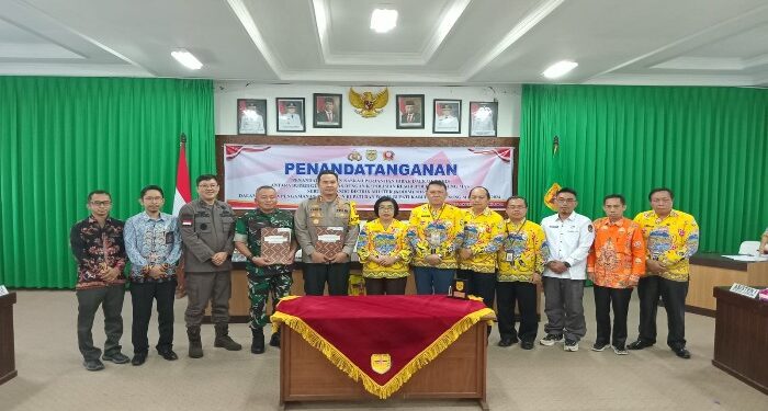FOTO : DISKOMINFO SANTIK/MATA KALTENG - Wakil Bupati Gumas Efrensia LP Umbing didampingi Kapolres AKBP Theodorus Priyo Santosa, Pabung Kodim 1016/Plk Letkol Inf Maksun Abadi, Sekda Richard, Kepala Badan Kesbangpol Sugiarto, serta pihak terkait berfoto bersama usai penandatanganan NPHD kegiatan pilkada tahun 2024, di ruang rapat lantai 1 kantor bupati, Kamis, 18 April 2024.