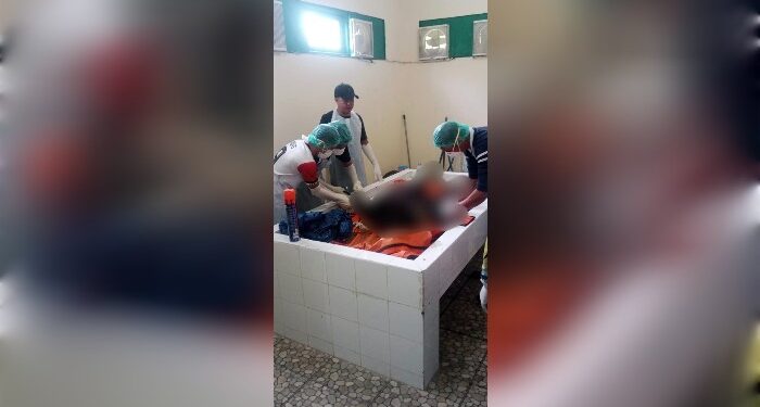 FOTO: AGUS/MATAKALTENG - Jasad korban pada saat dilakukan visum.